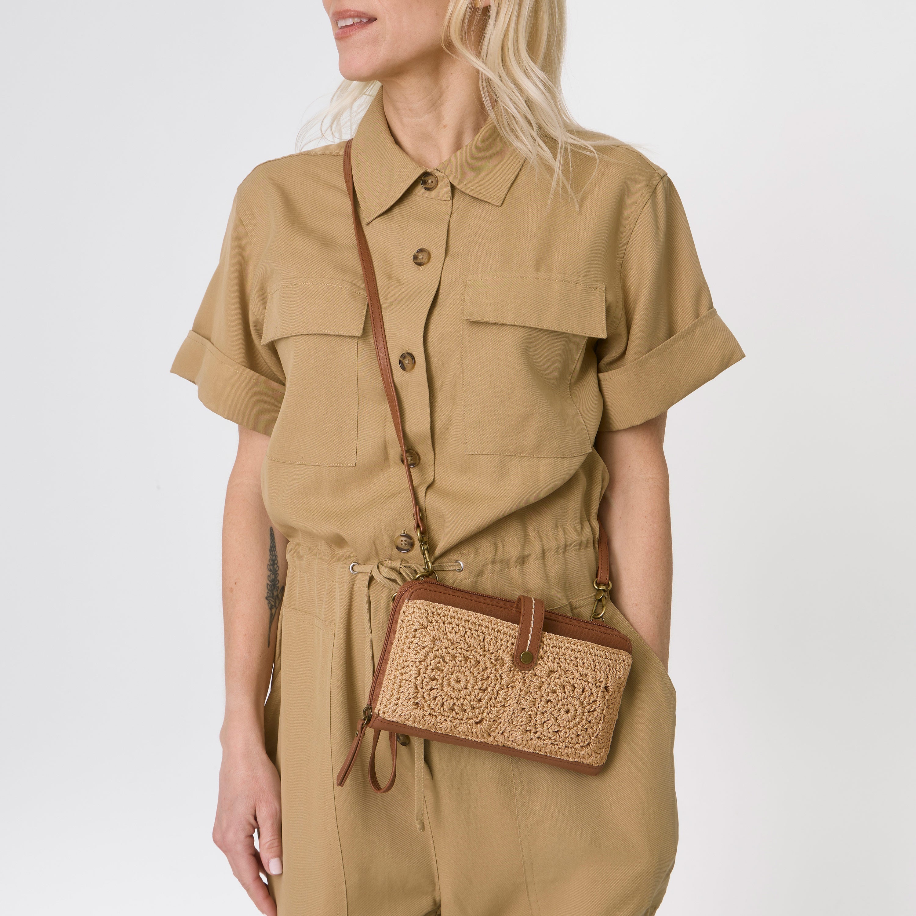 Cartera para smartphone Iris - Tejida a mano - Medallón de bambú