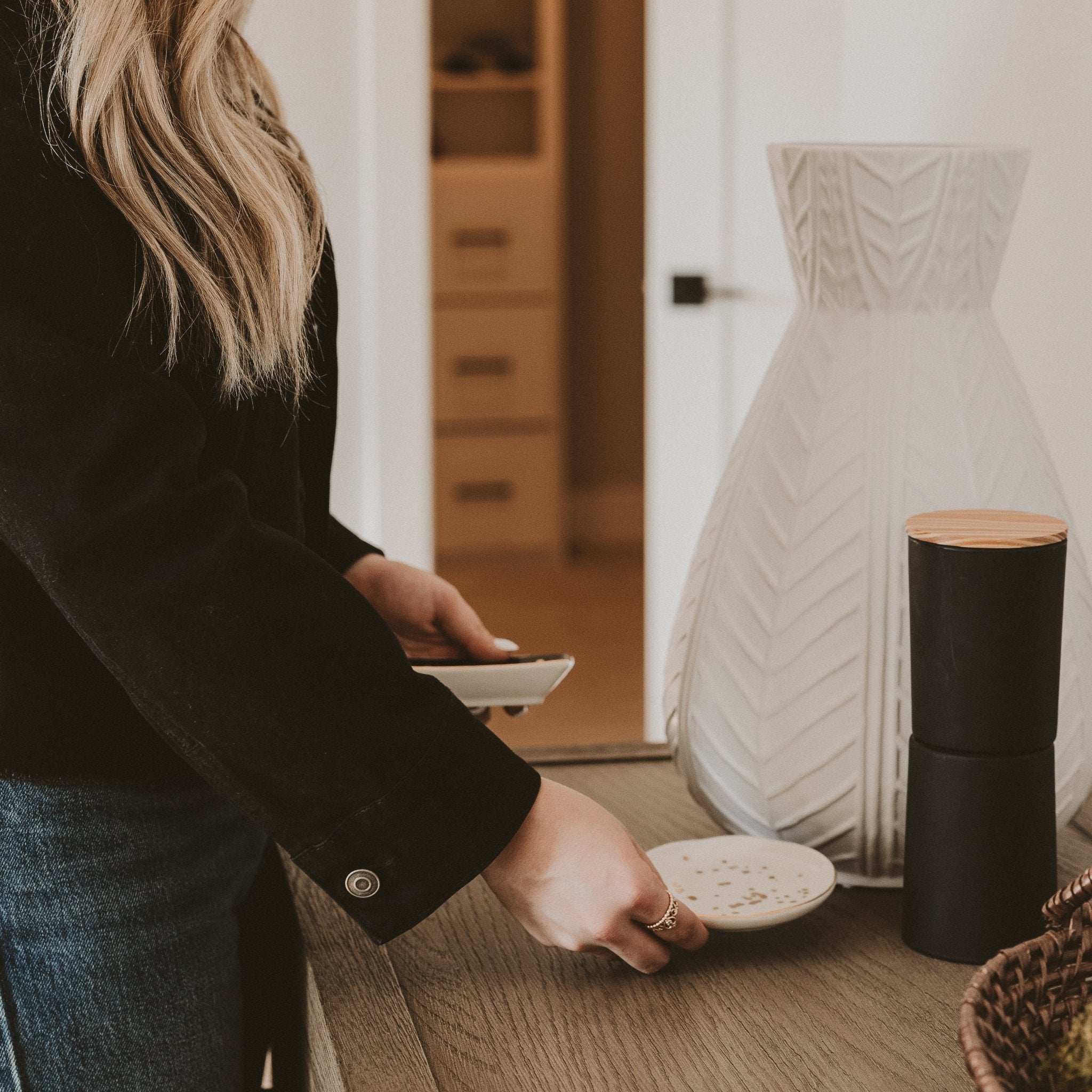 Plato para joyas con motas de oro