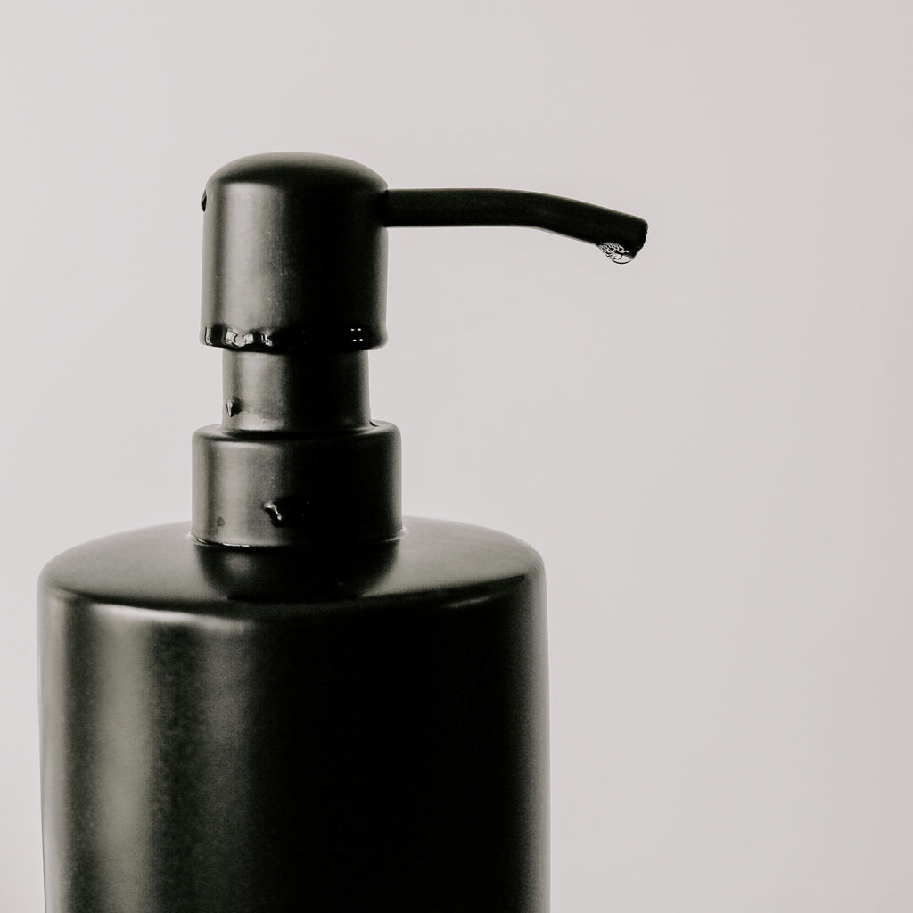 Dispensador de jabón de manos de cerámica negra de 15 oz