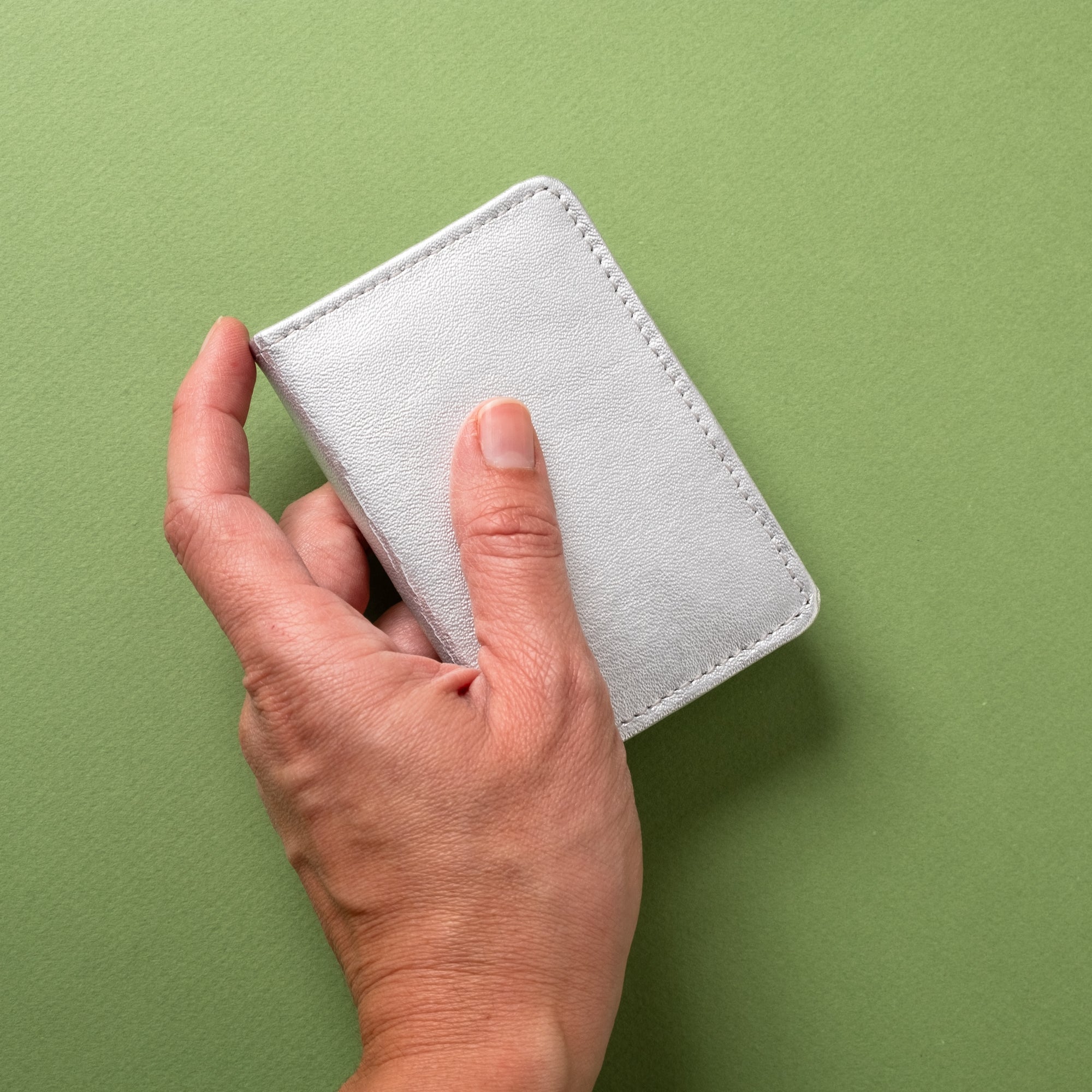 Cartera plegable compacta con protección RFID - Plateada