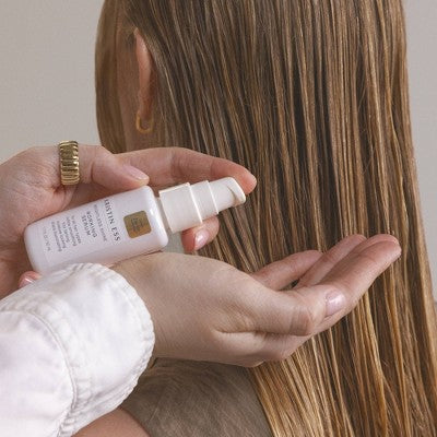 Suero capilar Kristin Ess Weightless Shine Working Hair Serum que controla el frizz, suaviza y retiene la humedad, 50 ml - Imperfect Box